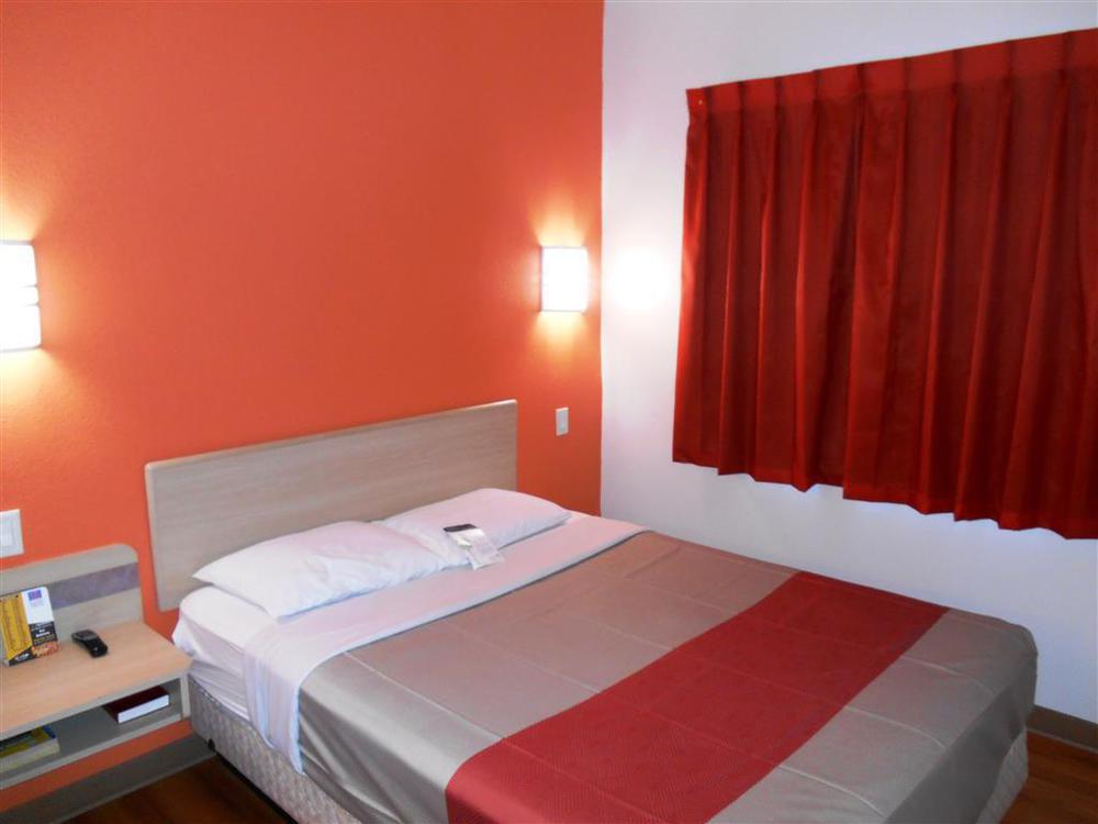 Hotel 6-mission, Tx