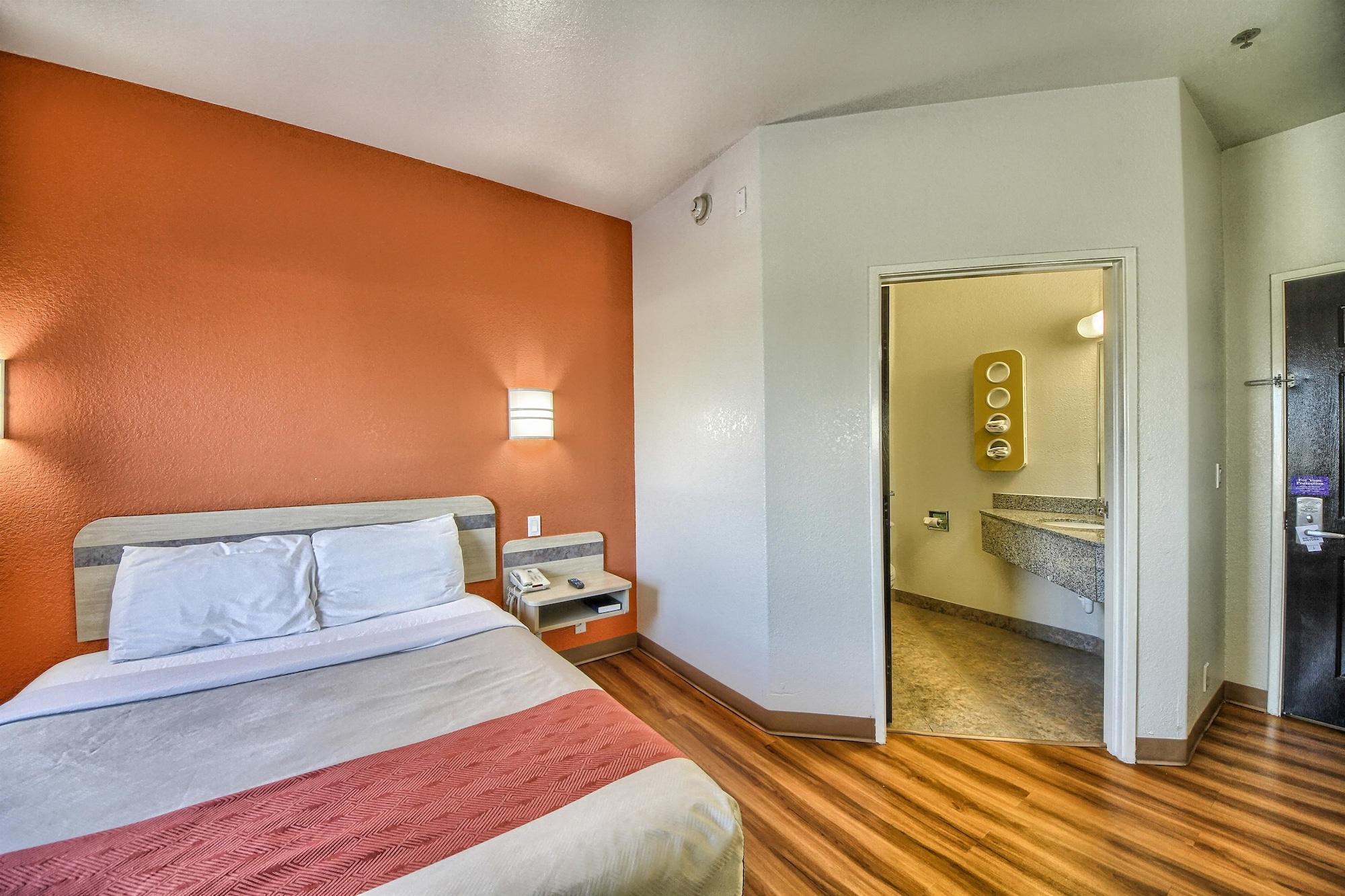 Hotel 6-mission, Tx 2*
