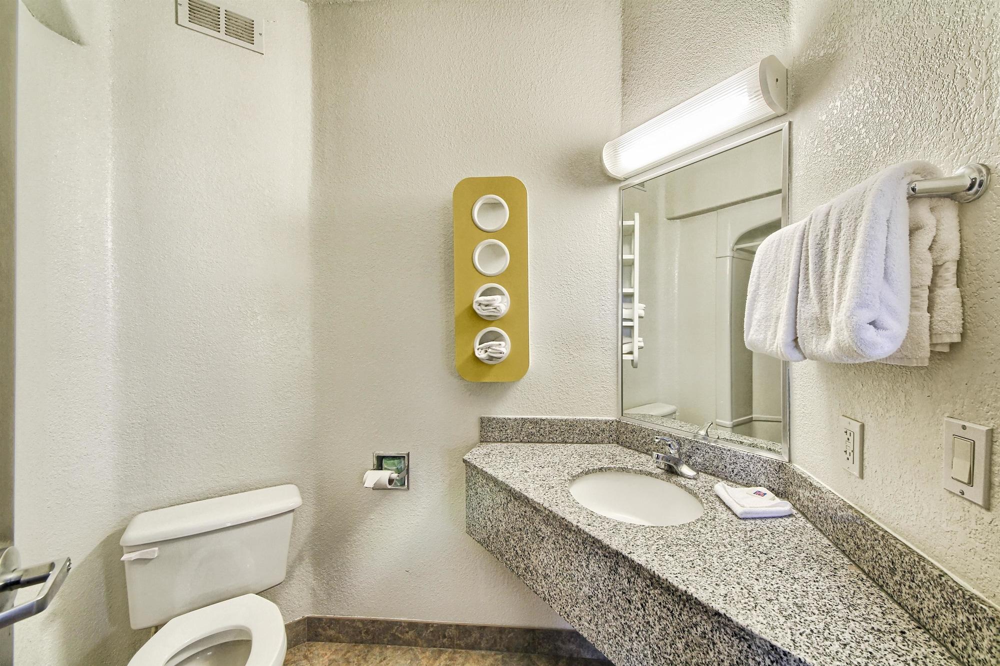 6-mission, Tx Hotel