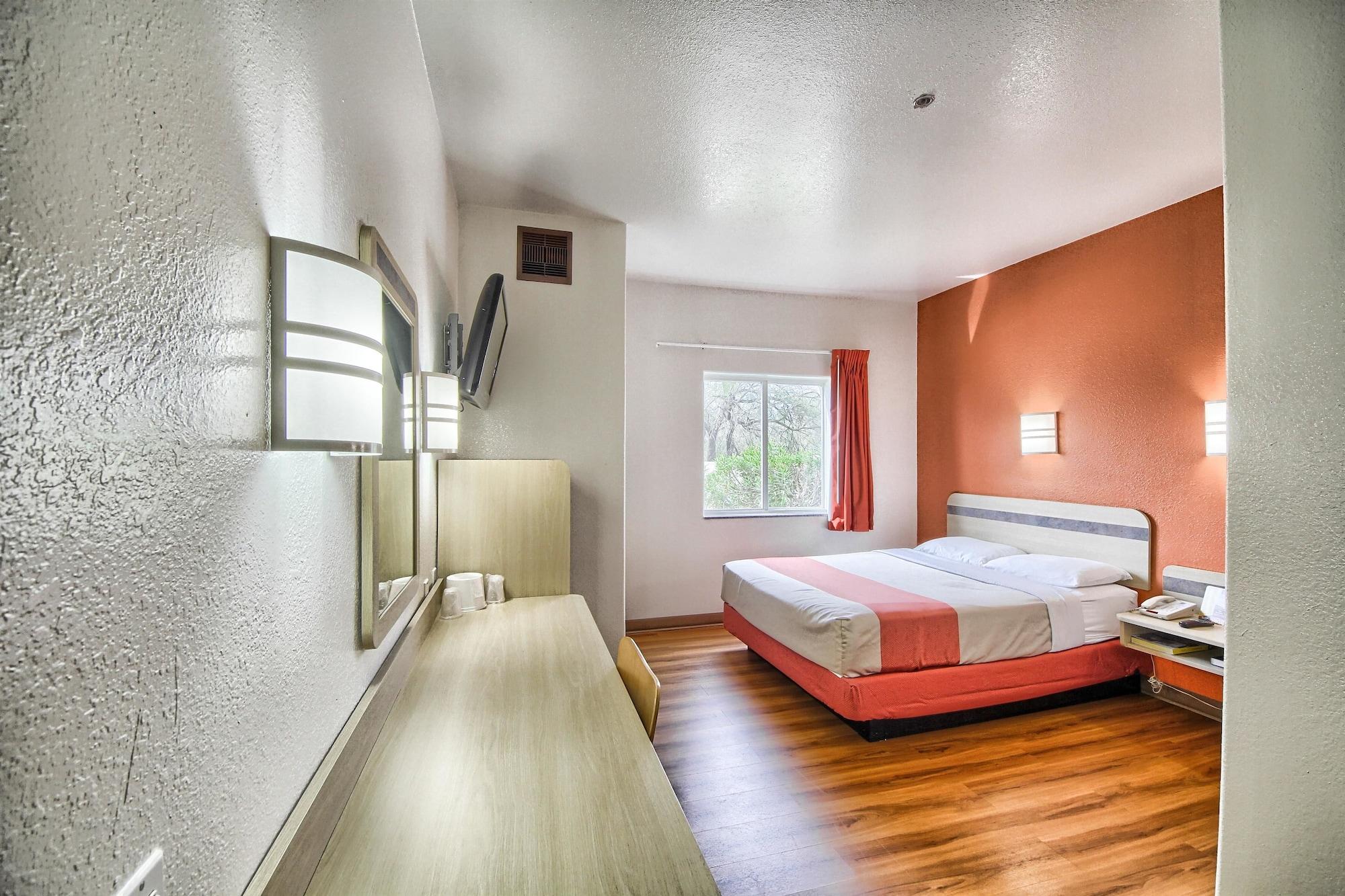 Hotel 6-mission, Tx
