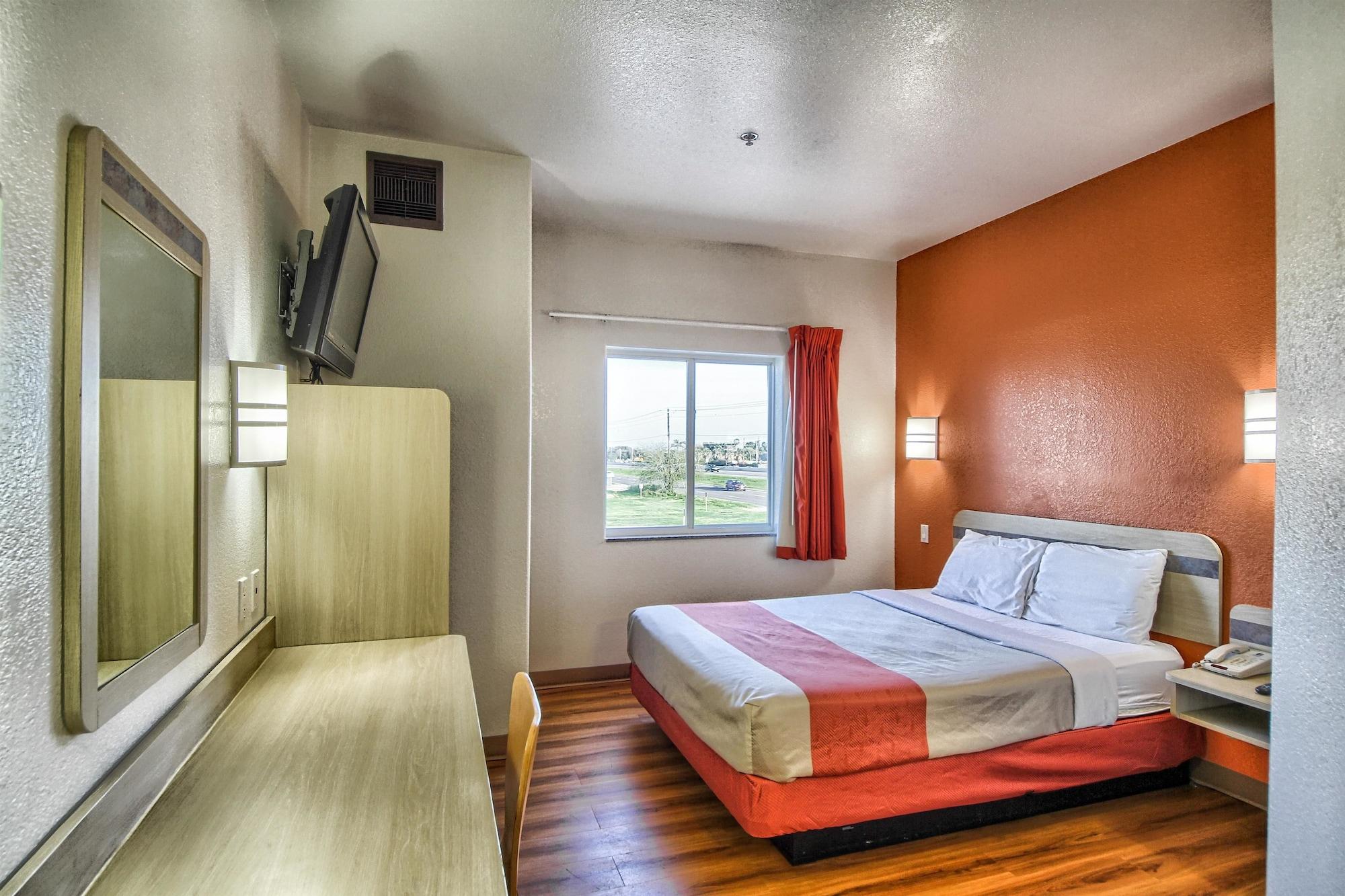 Hotel 6-mission, Tx 2*