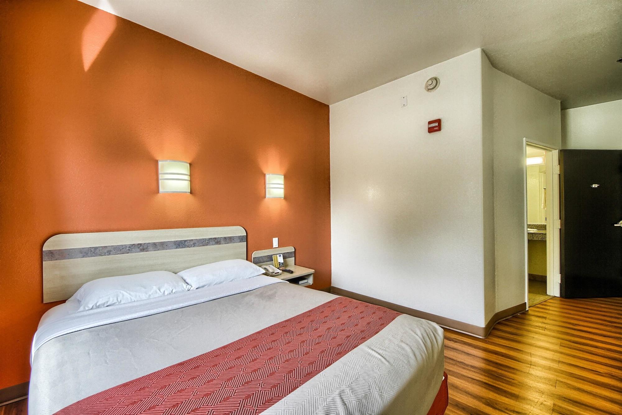 6-mission, Tx Hotel